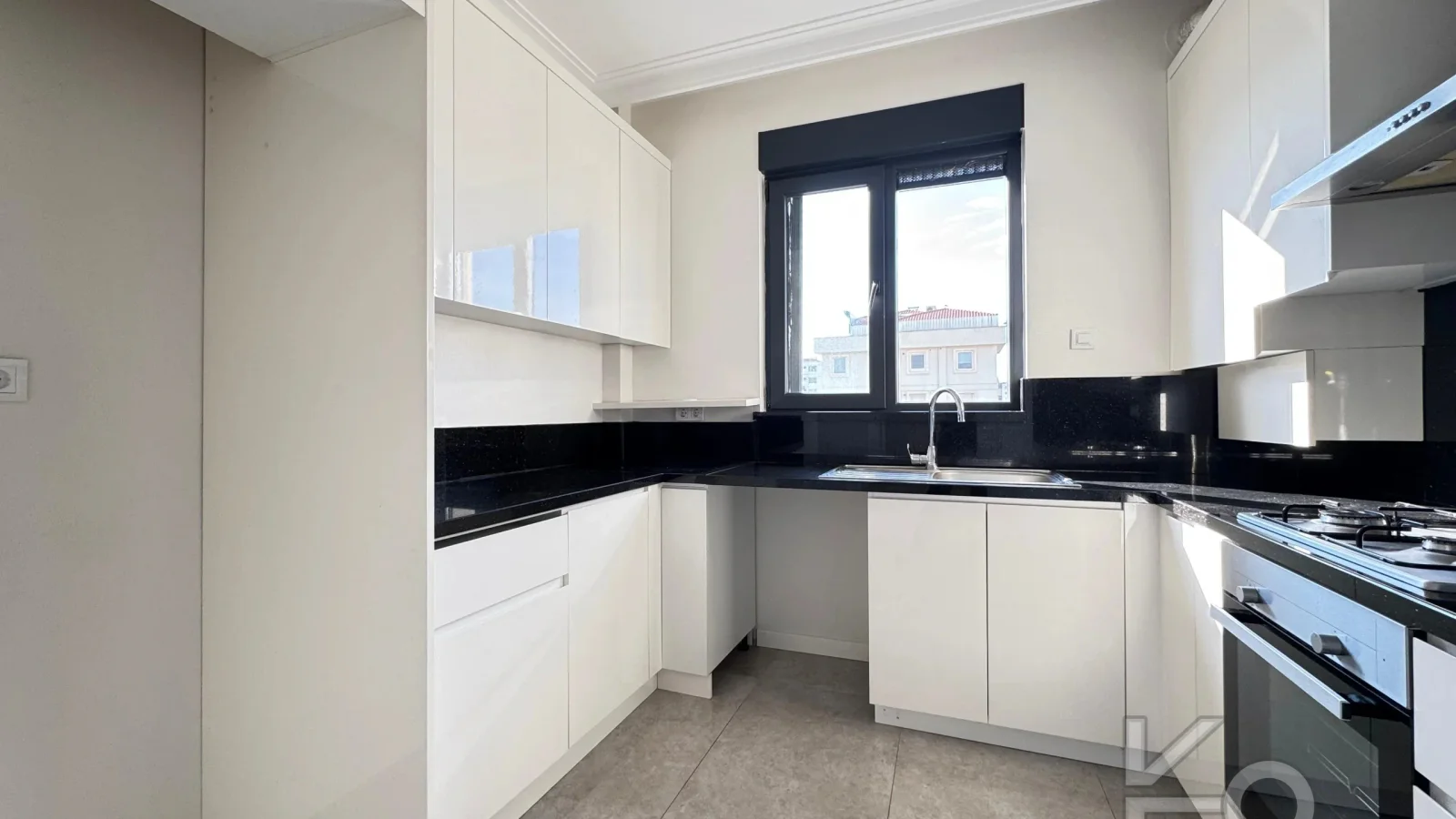 Laci̇vert Cadde Suadi̇ye'de Bağdat Caddesi̇'ne Ve Sahi̇le Yakin Net 100 M² 3+1