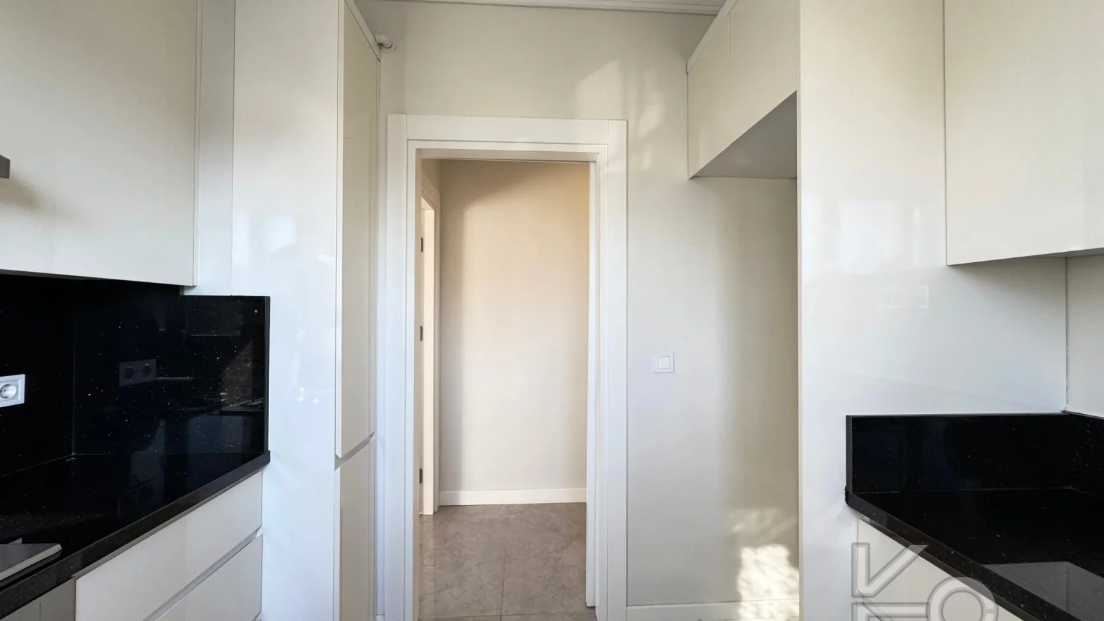 Laci̇vert Cadde Suadi̇ye'de Bağdat Caddesi̇'ne Ve Sahi̇le Yakin Net 100 M² 3+1
