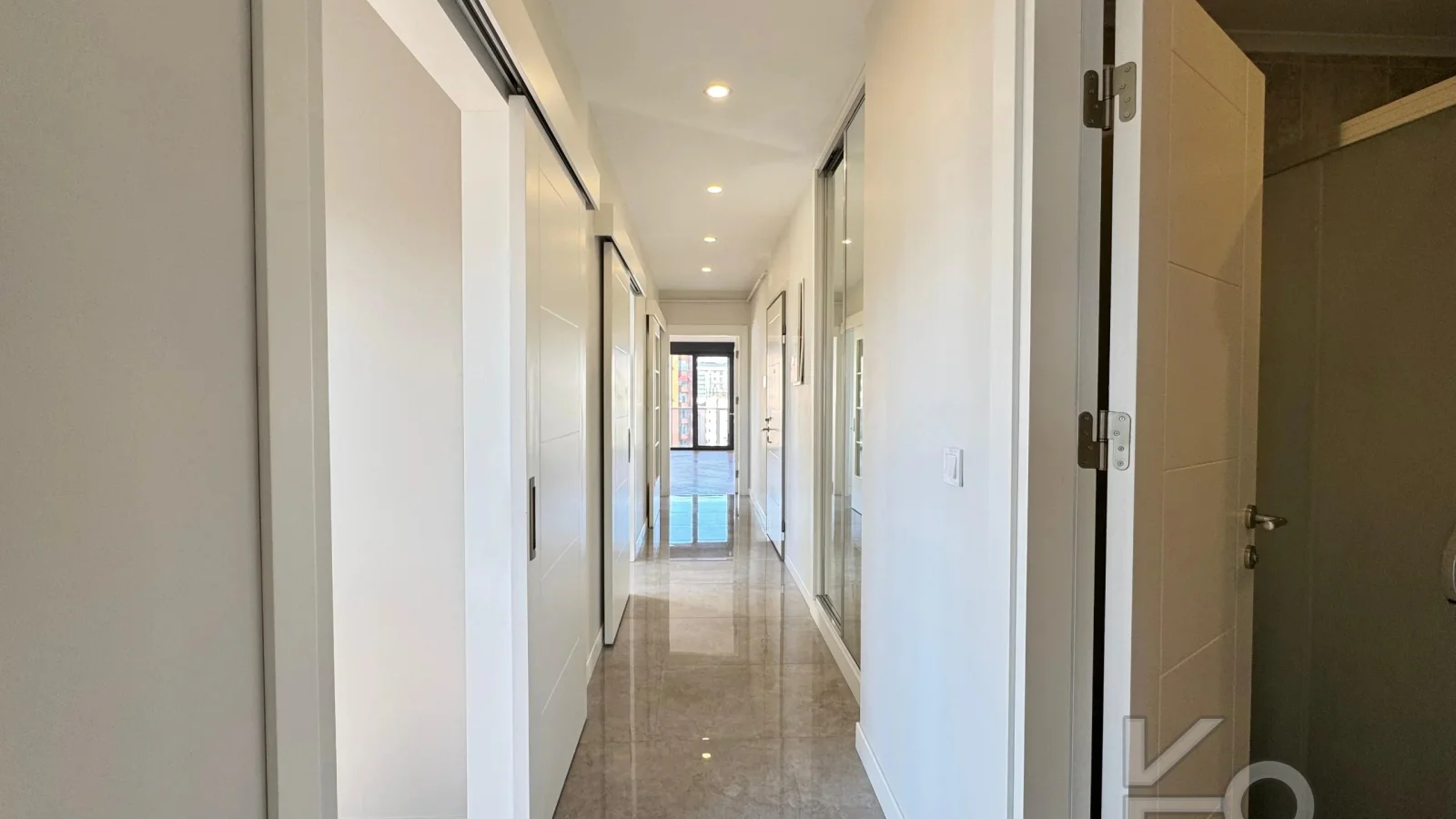 Laci̇vert Cadde Suadi̇ye'de Bağdat Caddesi̇'ne Ve Sahi̇le Yakin Net 100 M² 3+1