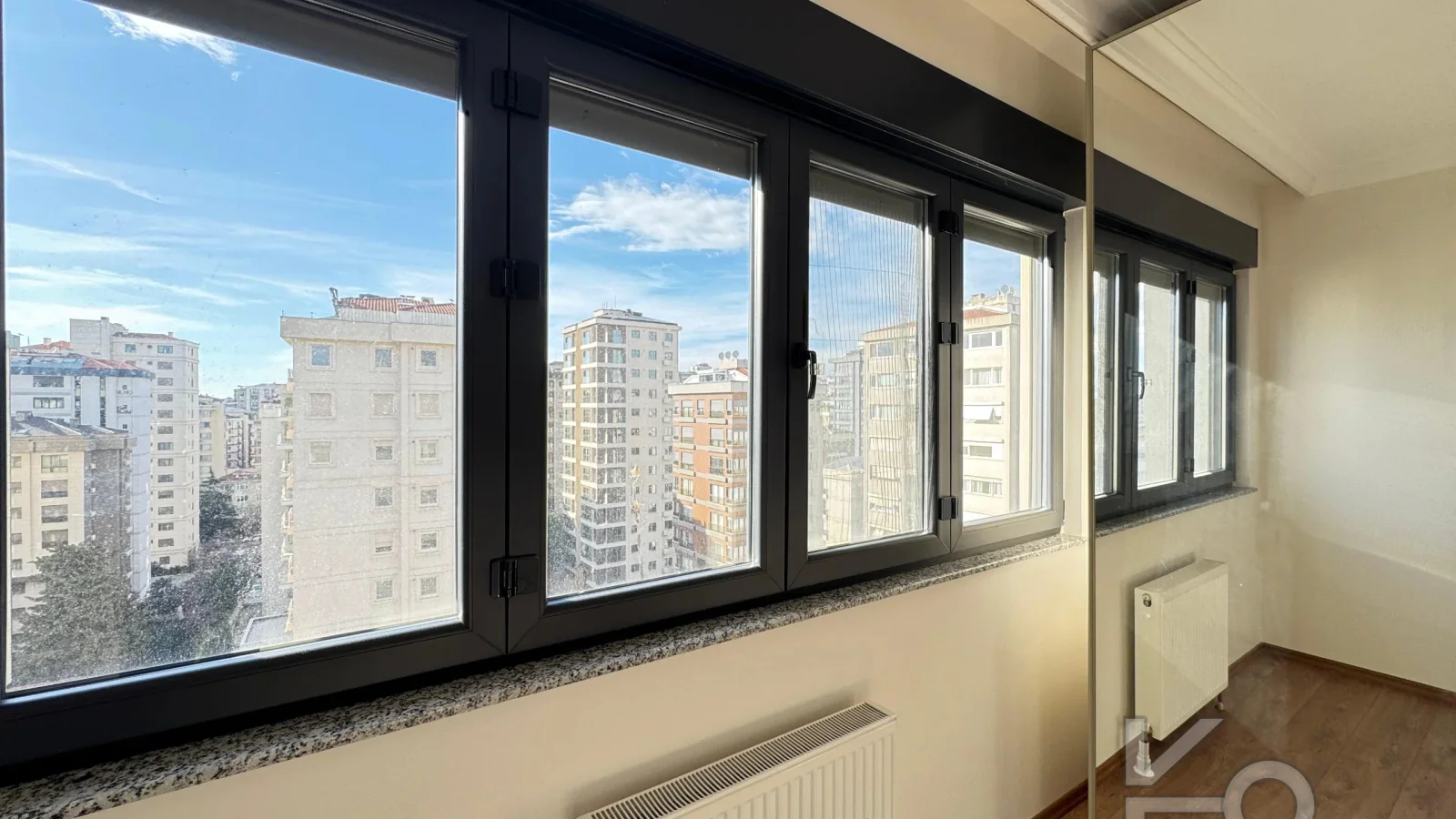 Laci̇vert Cadde Suadi̇ye'de Bağdat Caddesi̇'ne Ve Sahi̇le Yakin Net 100 M² 3+1