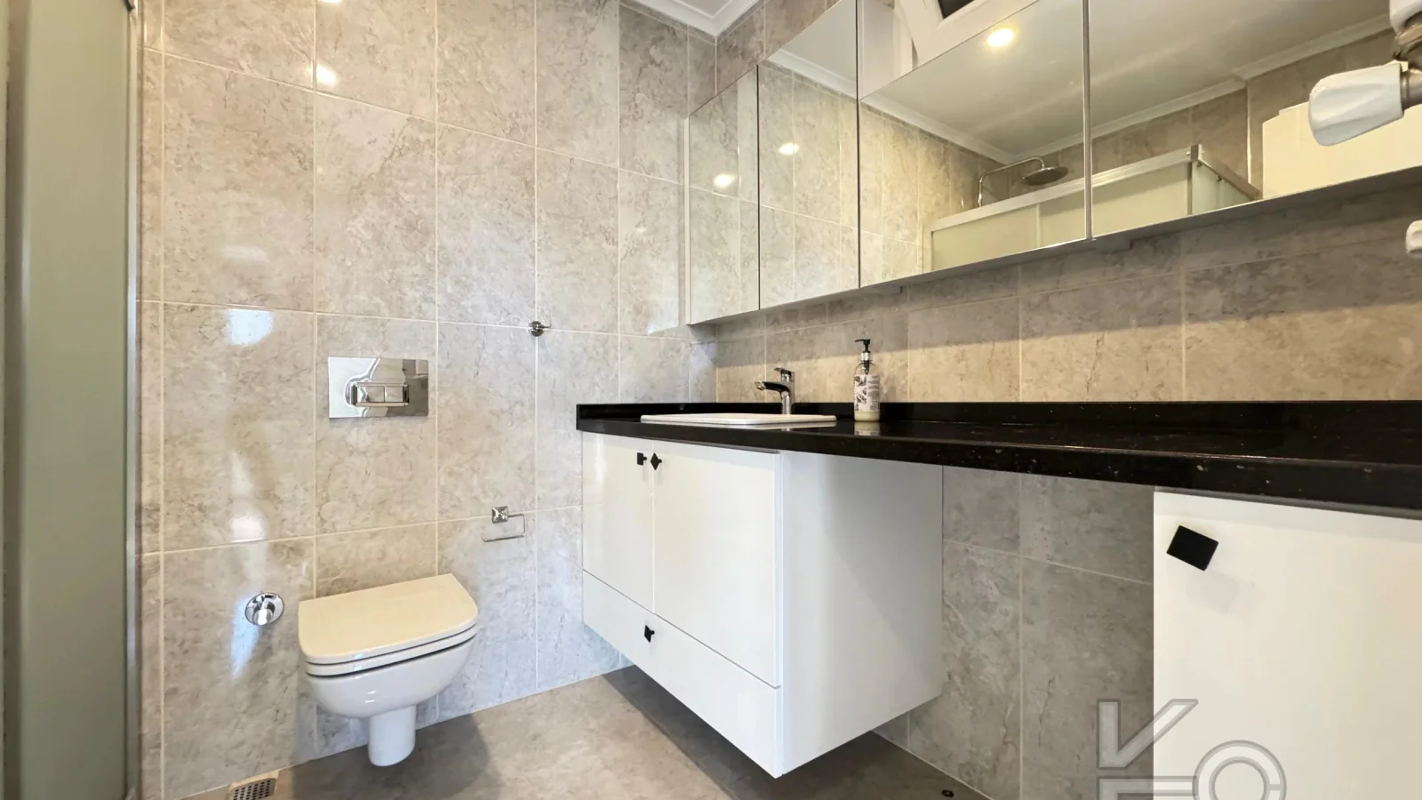 Laci̇vert Cadde Suadi̇ye'de Bağdat Caddesi̇'ne Ve Sahi̇le Yakin Net 100 M² 3+1