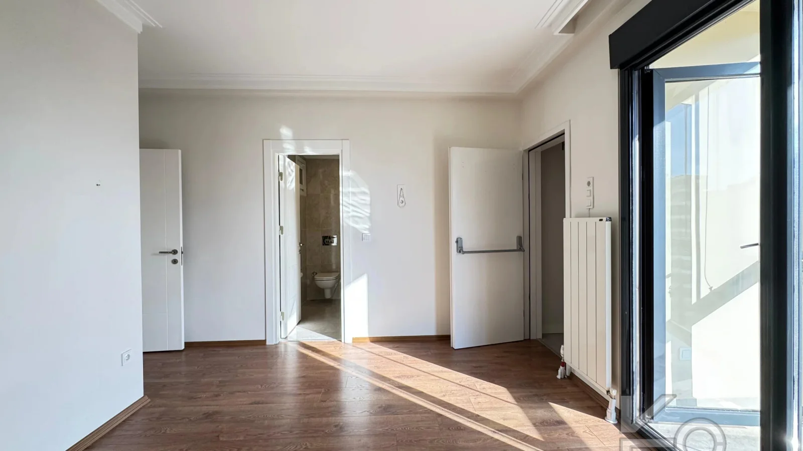 Laci̇vert Cadde Suadi̇ye'de Bağdat Caddesi̇'ne Ve Sahi̇le Yakin Net 100 M² 3+1