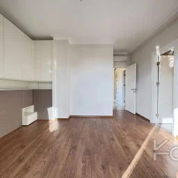 Laci̇vert Cadde Suadi̇ye'de Bağdat Caddesi̇'ne Ve Sahi̇le Yakin Net 100 M² 3+1