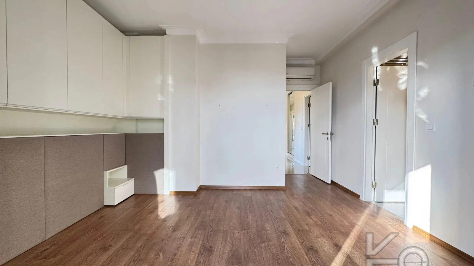 Laci̇vert Cadde Suadi̇ye'de Bağdat Caddesi̇'ne Ve Sahi̇le Yakin Net 100 M² 3+1