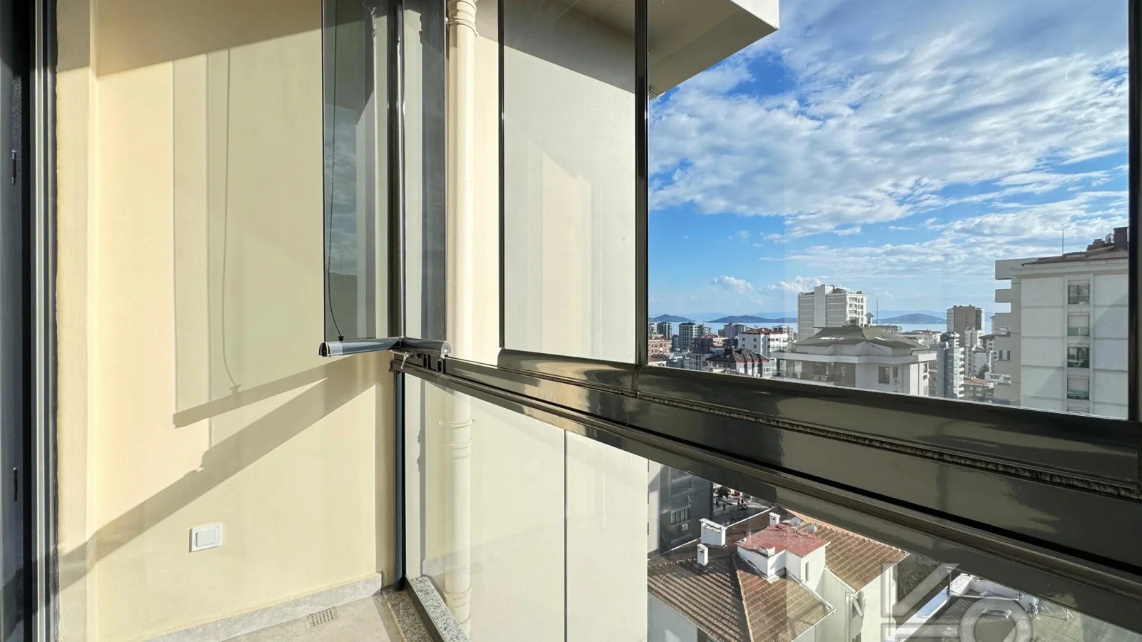 Laci̇vert Cadde Suadi̇ye'de Bağdat Caddesi̇'ne Ve Sahi̇le Yakin Net 100 M² 3+1