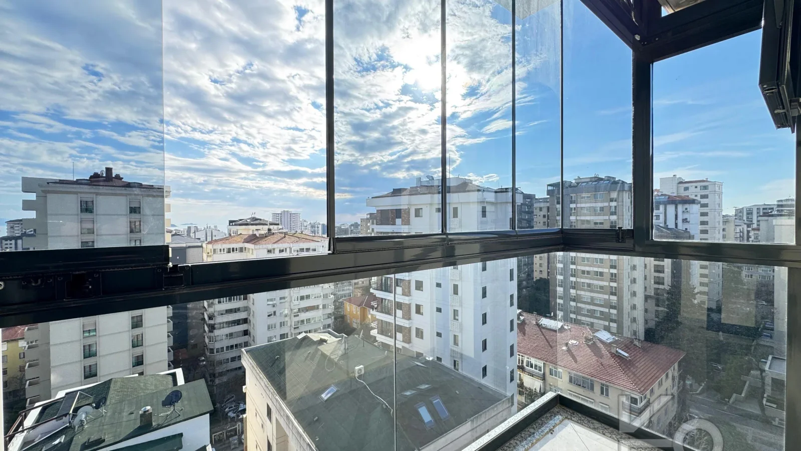 Laci̇vert Cadde Suadi̇ye'de Bağdat Caddesi̇'ne Ve Sahi̇le Yakin Net 100 M² 3+1