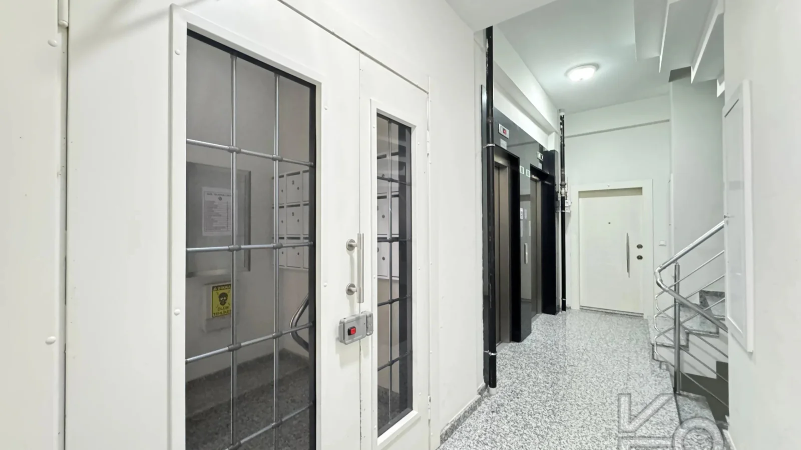 Laci̇vert Cadde Suadi̇ye'de Bağdat Caddesi̇'ne Ve Sahi̇le Yakin Net 100 M² 3+1