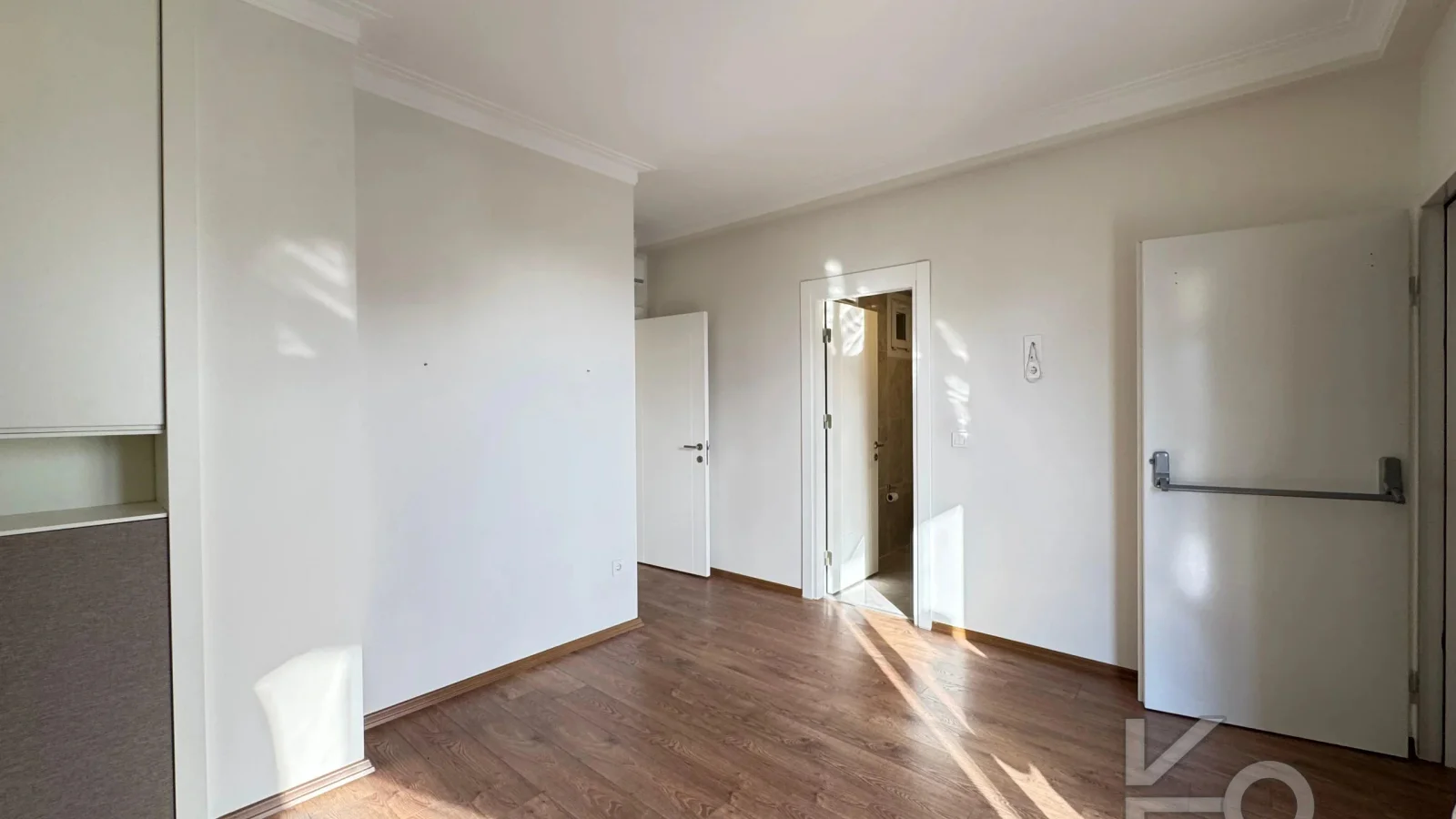 Laci̇vert Cadde Suadi̇ye'de Bağdat Caddesi̇'ne Ve Sahi̇le Yakin Net 100 M² 3+1