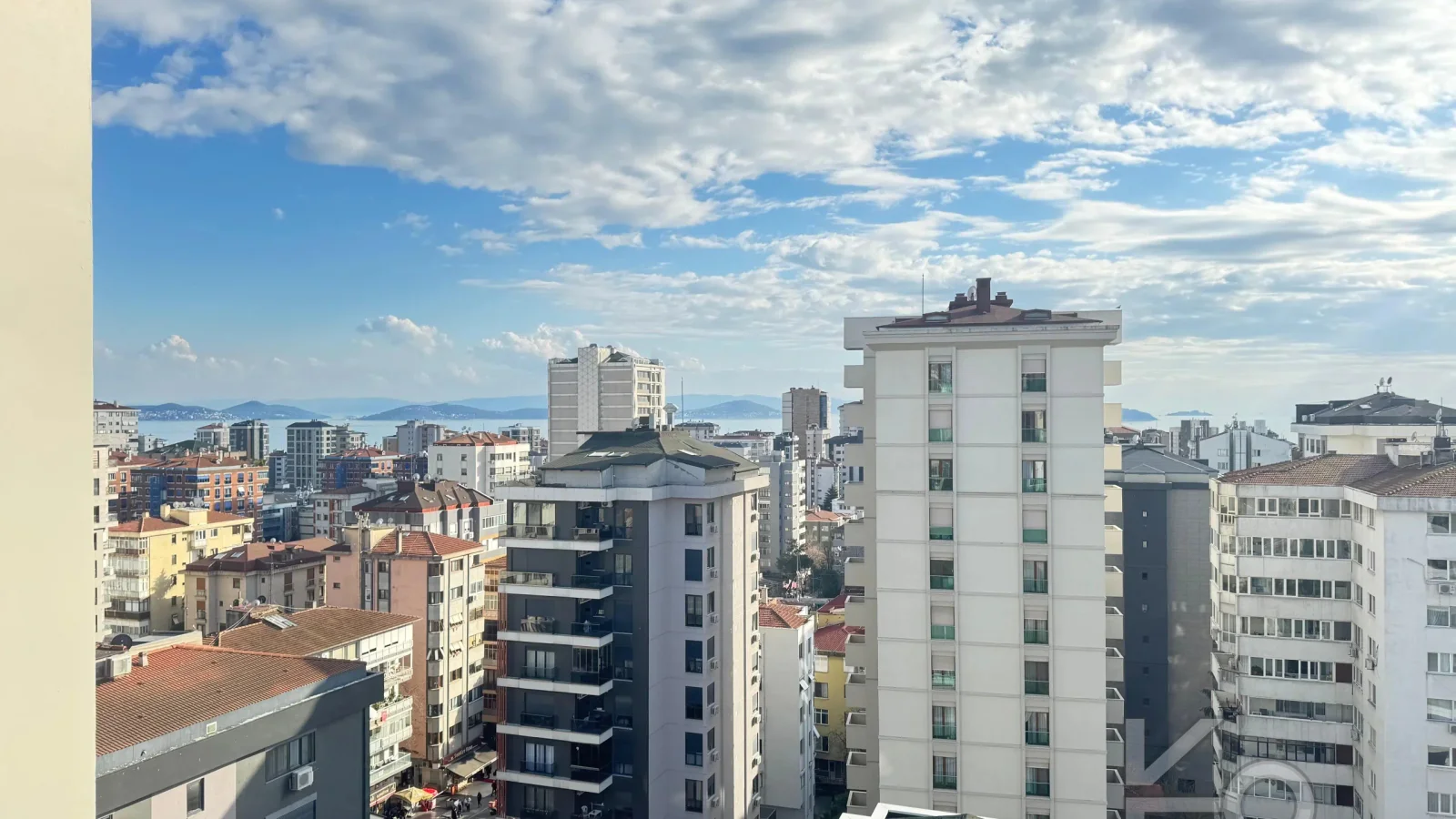 Laci̇vert Cadde Suadi̇ye'de Bağdat Caddesi̇'ne Ve Sahi̇le Yakin Net 100 M² 3+1