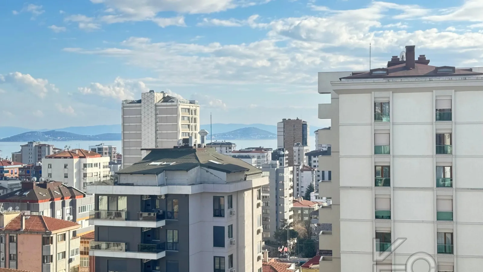 Laci̇vert Cadde Suadi̇ye'de Bağdat Caddesi̇'ne Ve Sahi̇le Yakin Net 100 M² 3+1