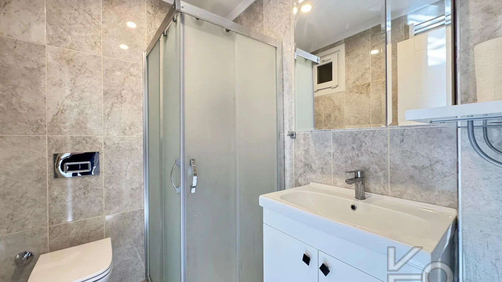 Laci̇vert Cadde Suadi̇ye'de Bağdat Caddesi̇'ne Ve Sahi̇le Yakin Net 100 M² 3+1