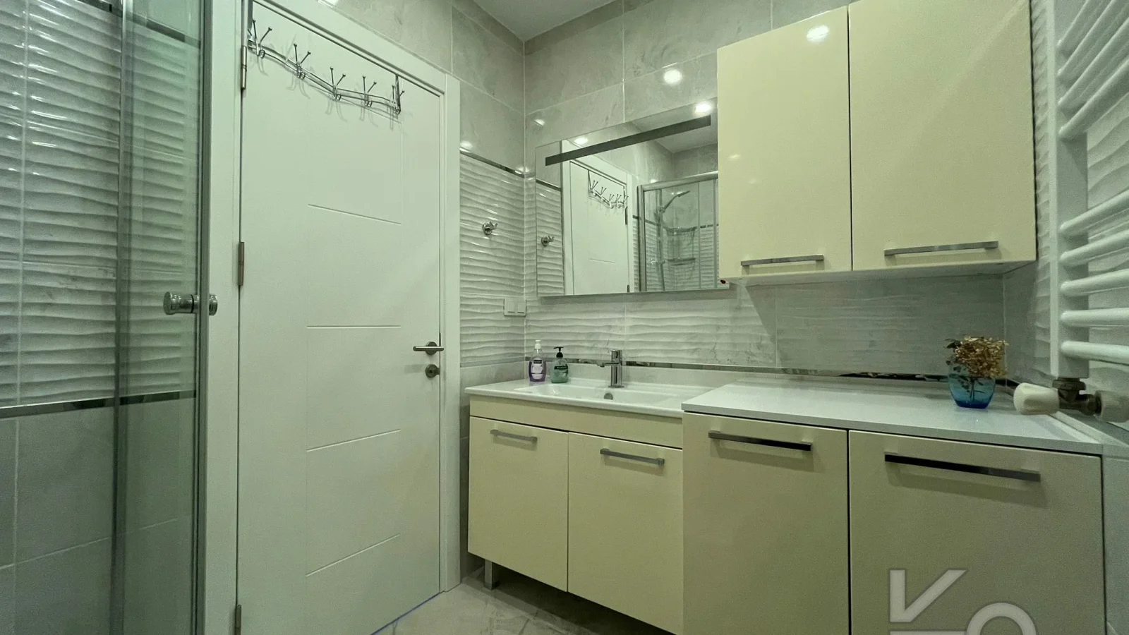Laci̇vert Cadde Kozyataği 3+1 Balkonlu 95m² Net