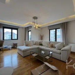 Laci̇vert Cadde Kozyataği 3+1 Balkonlu 95m² Net