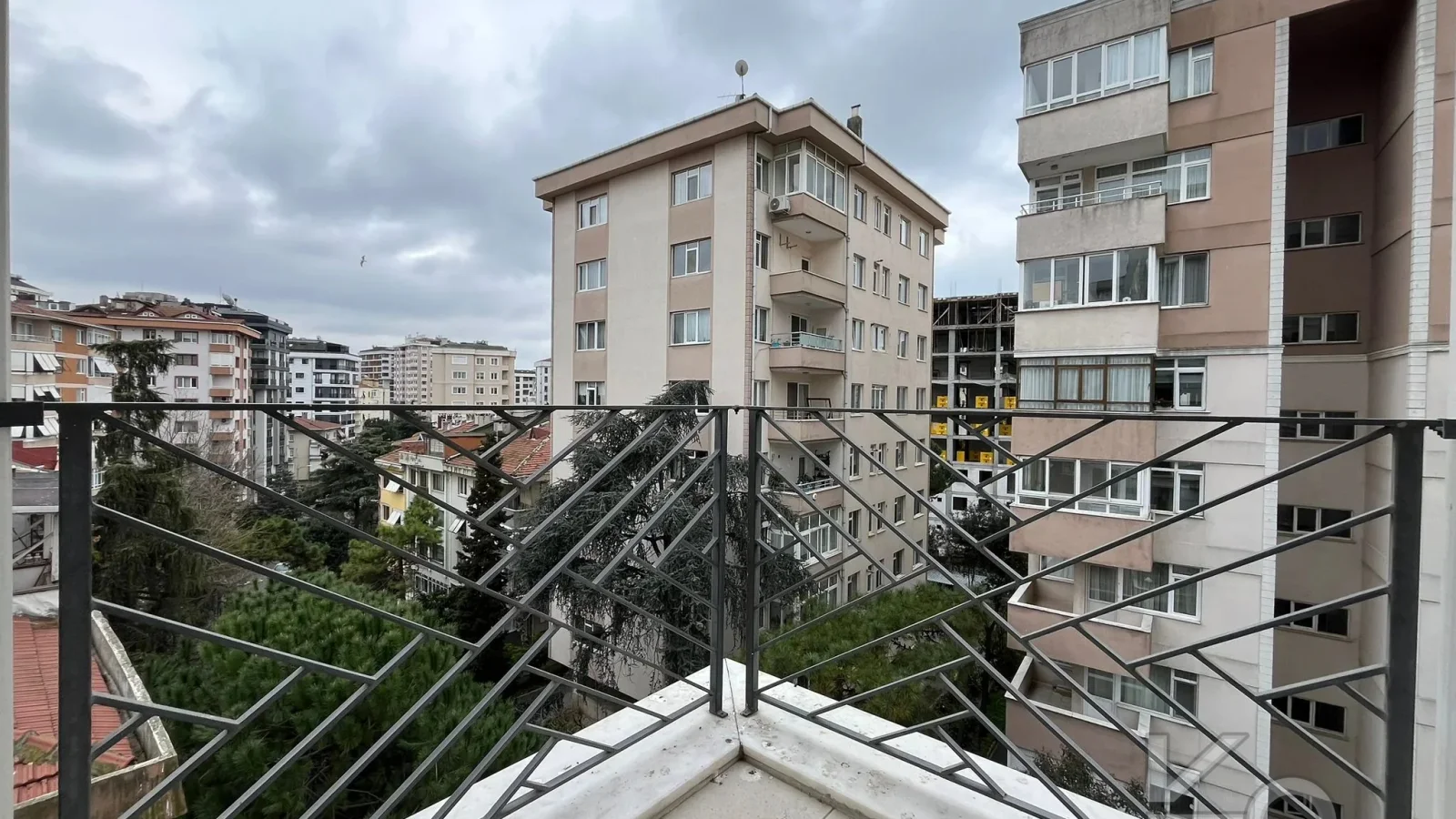Laci̇vert Cadde Kozyataği 3+1 Balkonlu 95m² Net
