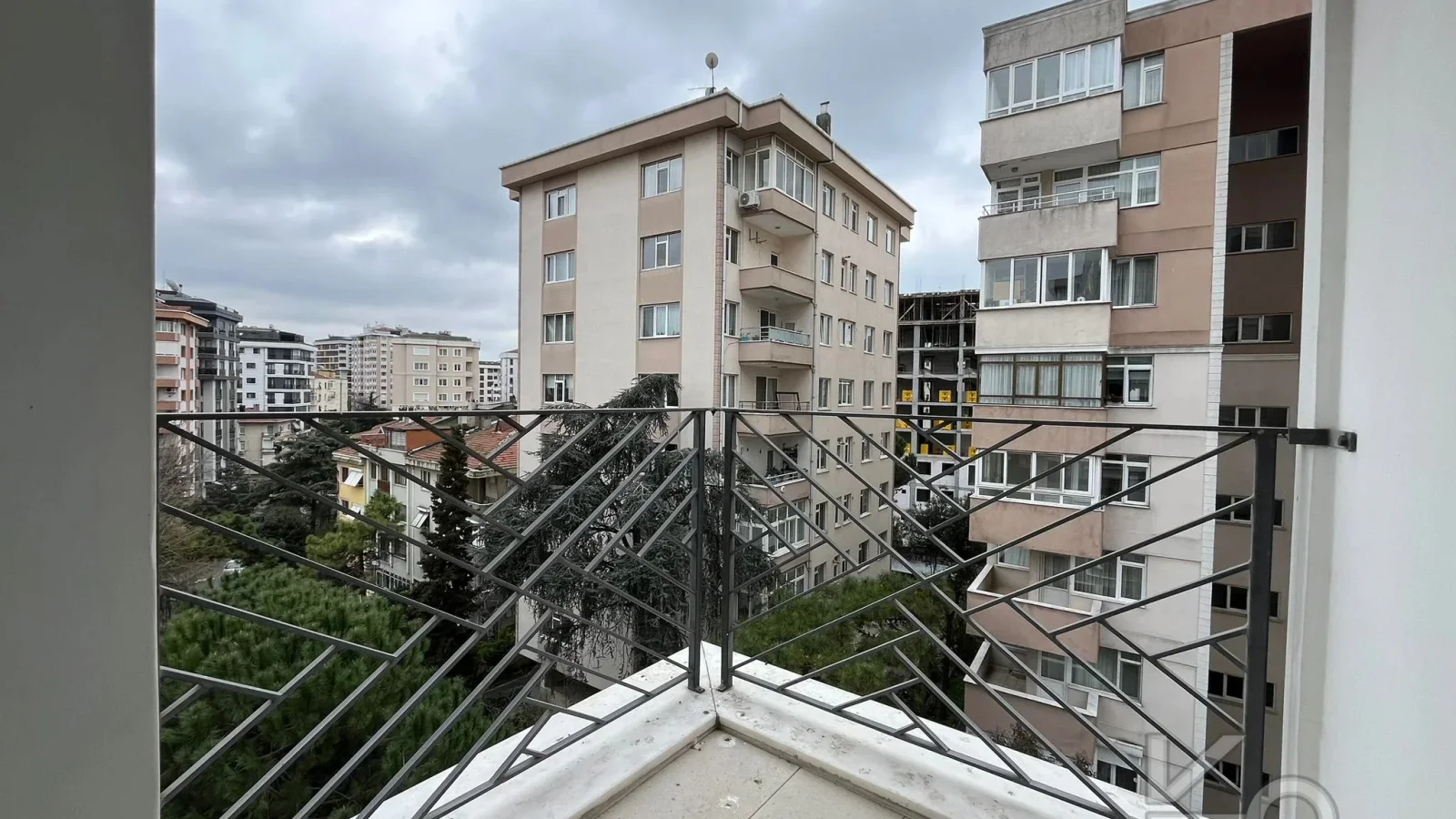 Laci̇vert Cadde Kozyataği 3+1 Balkonlu 95m² Net
