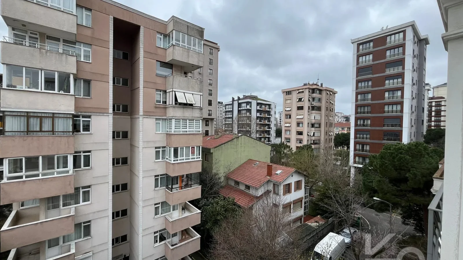 Laci̇vert Cadde Kozyataği 3+1 Balkonlu 95m² Net
