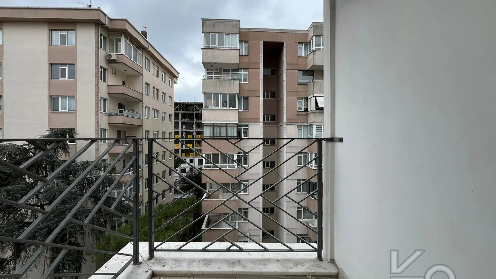 Laci̇vert Cadde Kozyataği 3+1 Balkonlu 95m² Net
