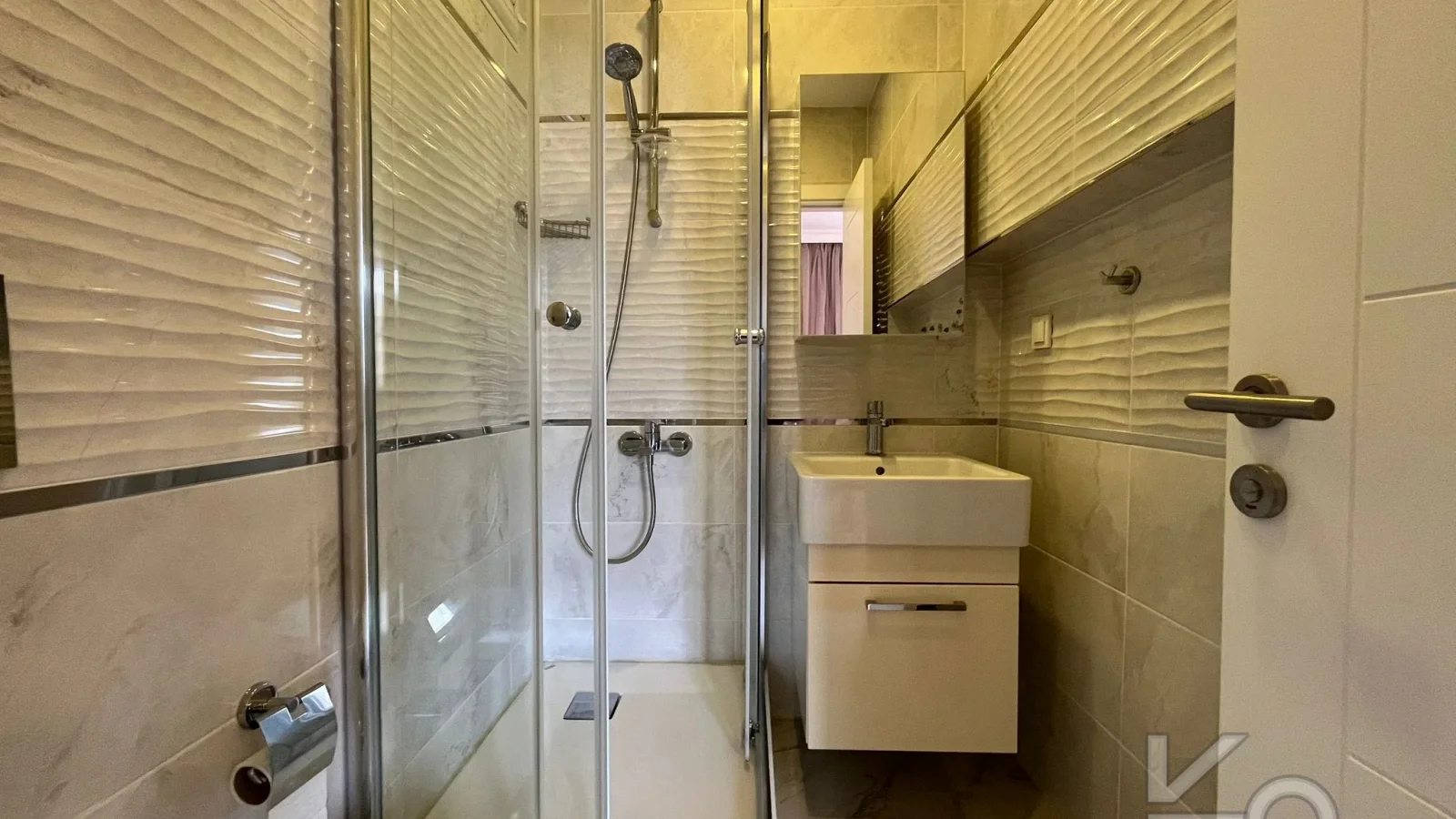 Laci̇vert Cadde Kozyataği 3+1 Balkonlu 95m² Net
