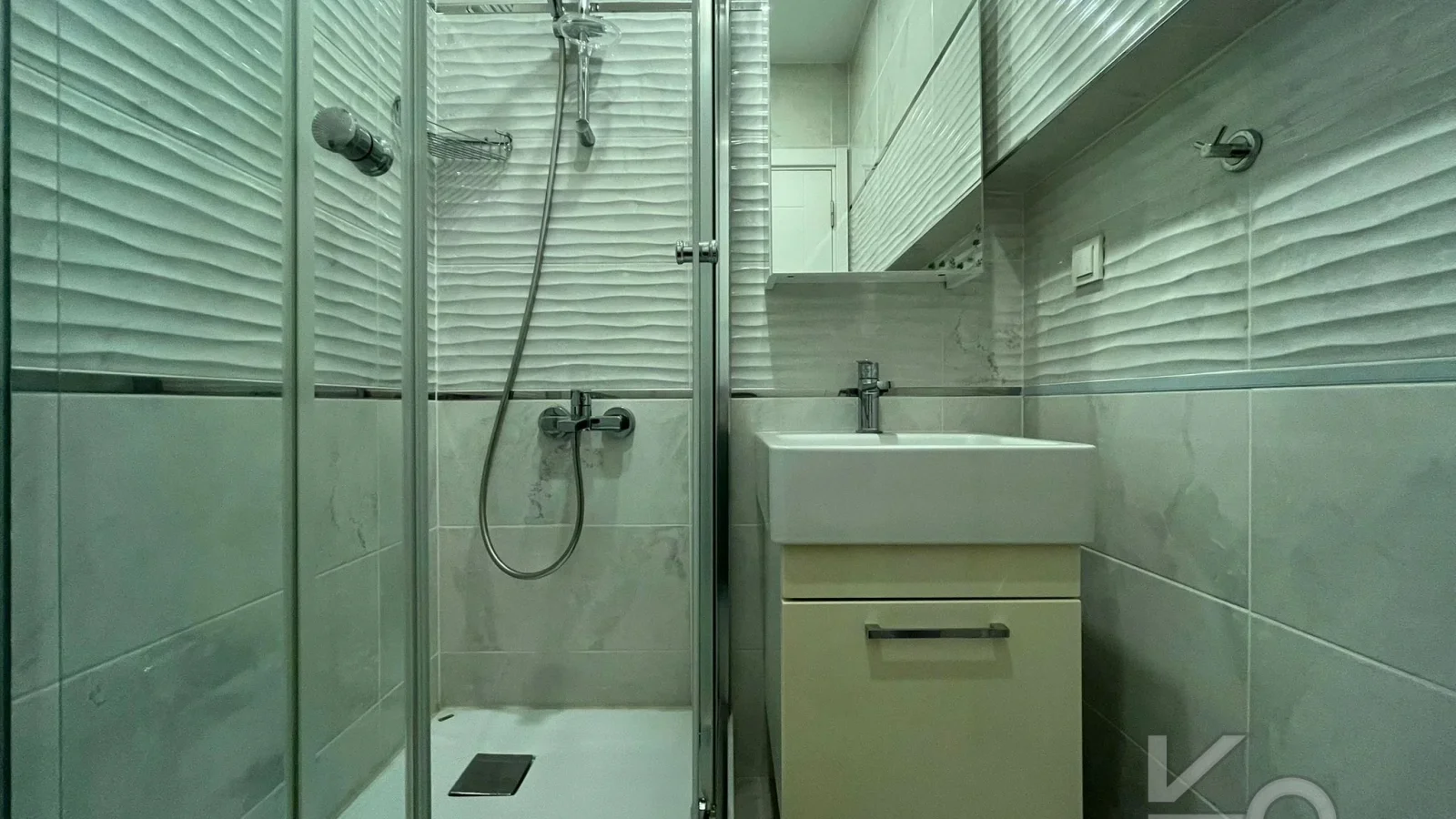 Laci̇vert Cadde Kozyataği 3+1 Balkonlu 95m² Net