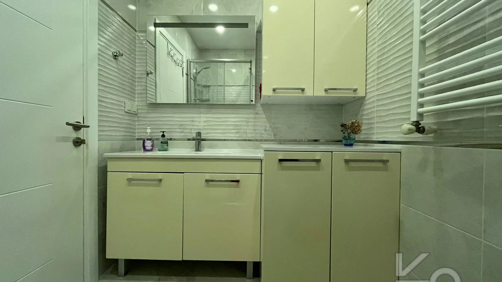 Laci̇vert Cadde Kozyataği 3+1 Balkonlu 95m² Net