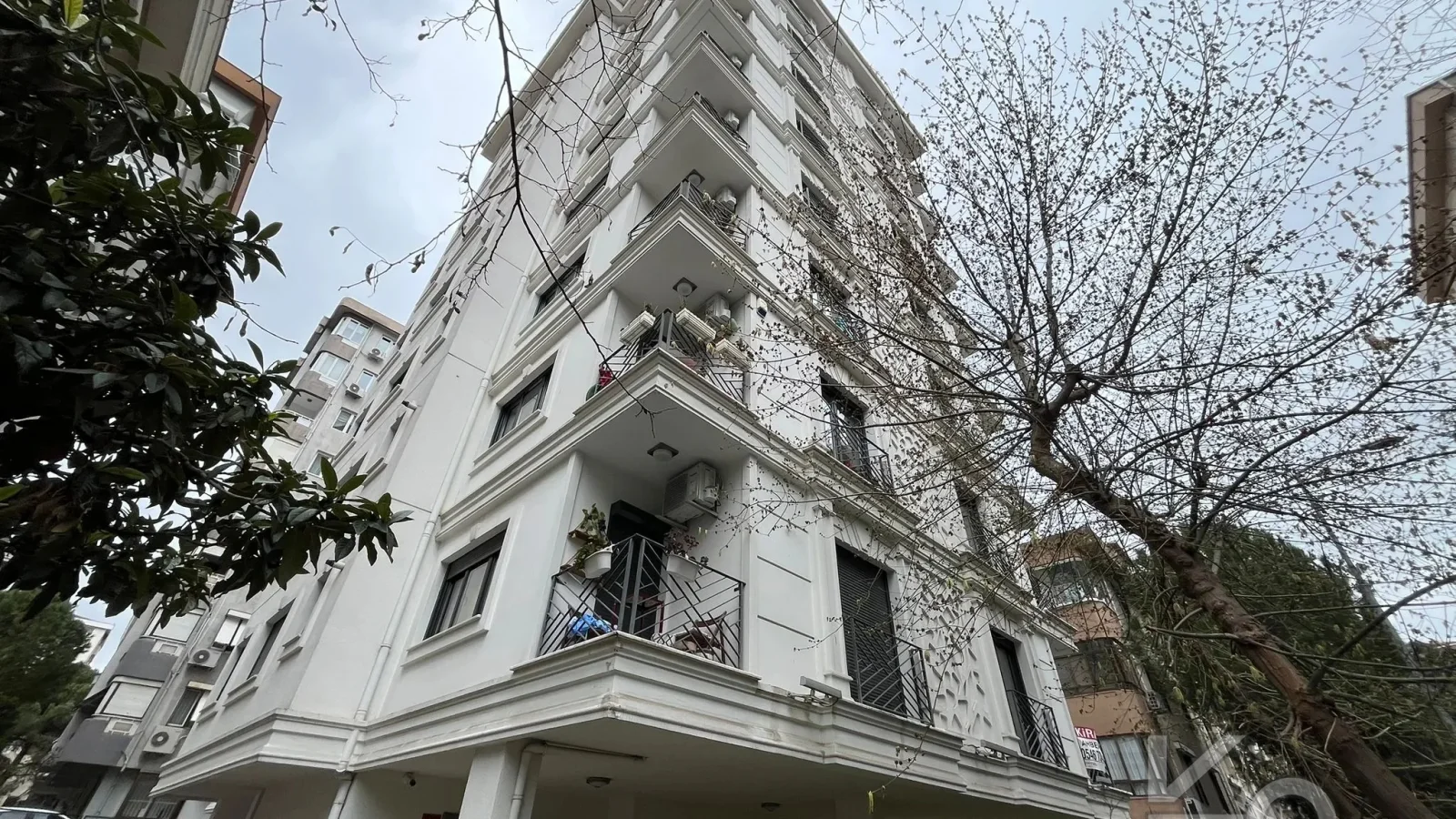 Laci̇vert Cadde Kozyataği 3+1 Balkonlu 95m² Net