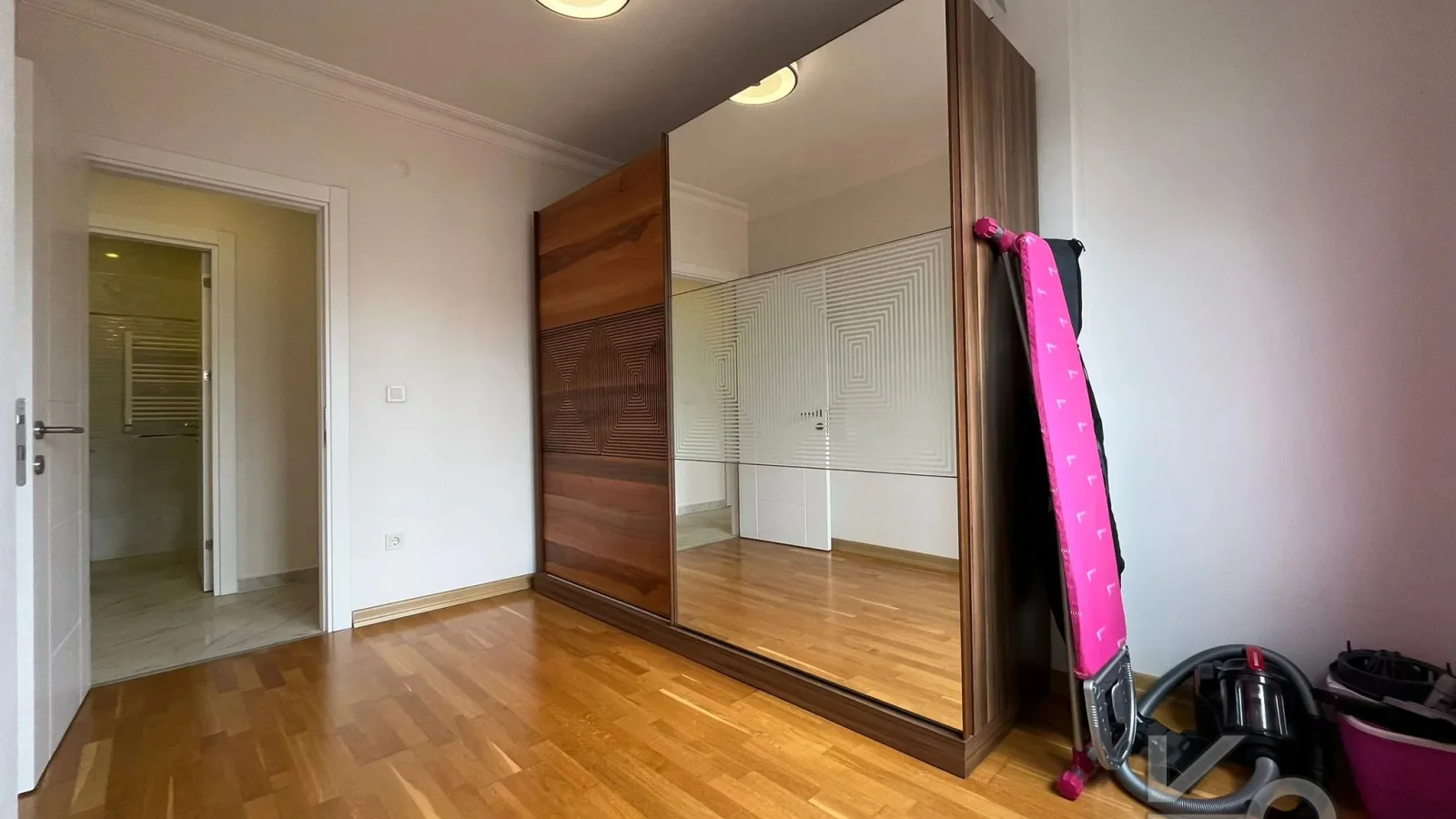 Laci̇vert Cadde Kozyataği 3+1 Balkonlu 95m² Net