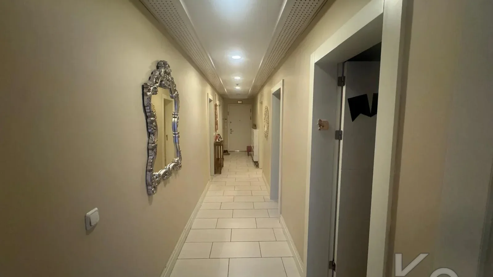 Laci̇vertcadde Satilik Geni̇ş 3+1 Dai̇re