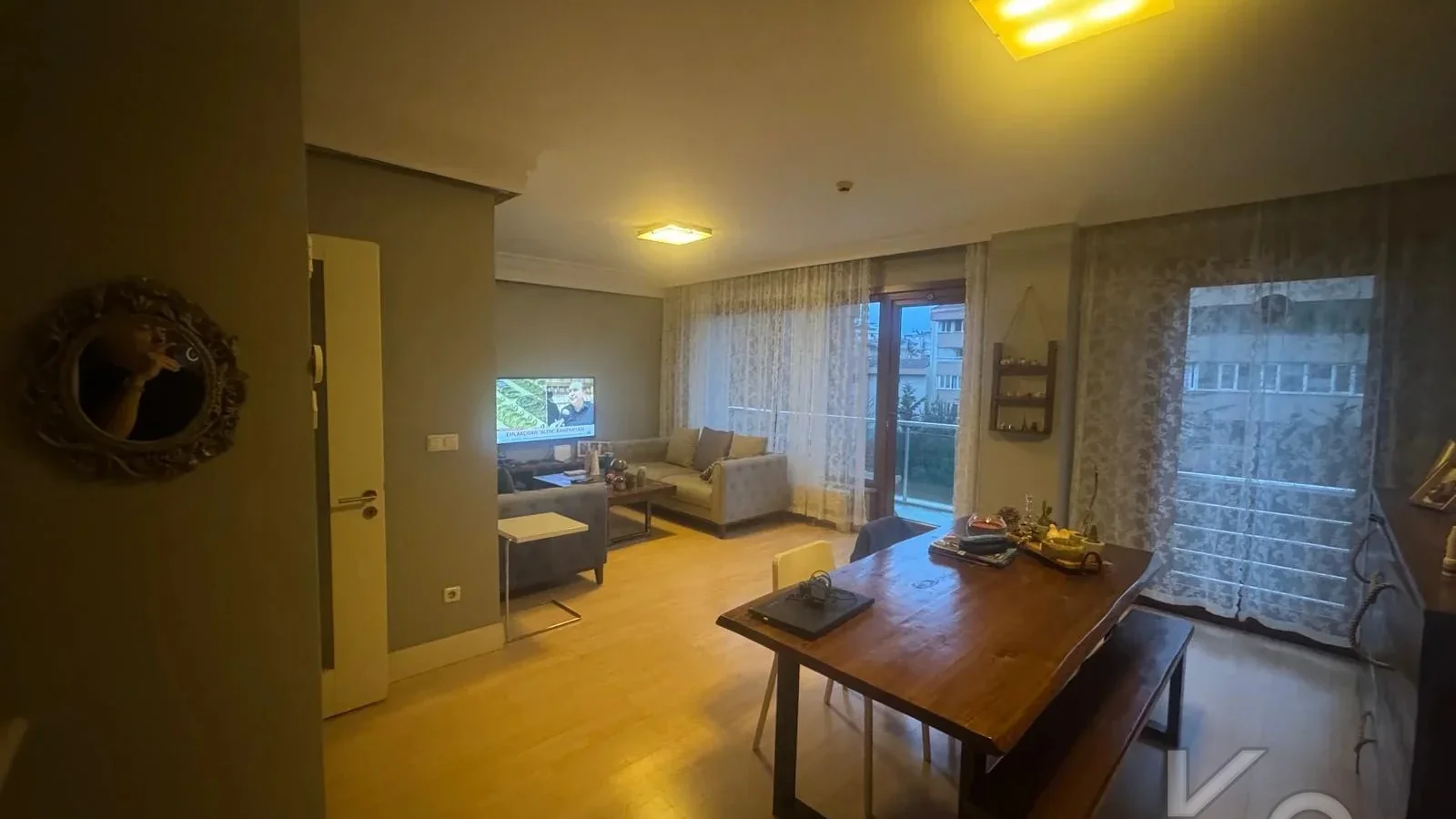 Laci̇vertcadde Satilik Geni̇ş 3+1 Dai̇re