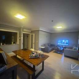 Laci̇vertcadde Satilik Geni̇ş 3+1 Dai̇re