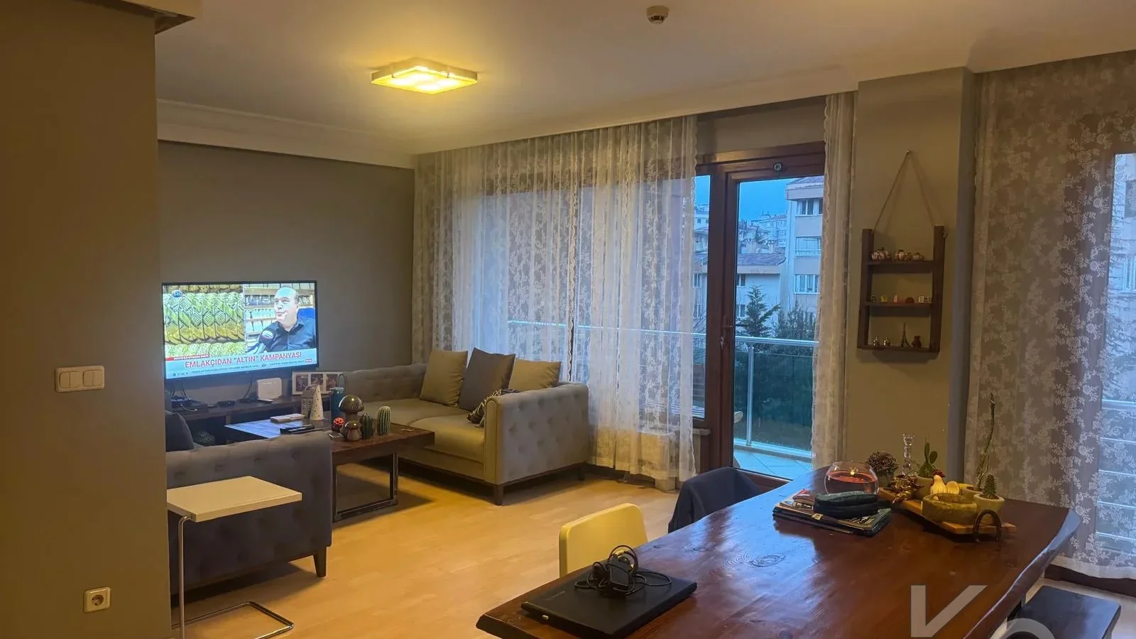 Laci̇vertcadde Satilik Geni̇ş 3+1 Dai̇re