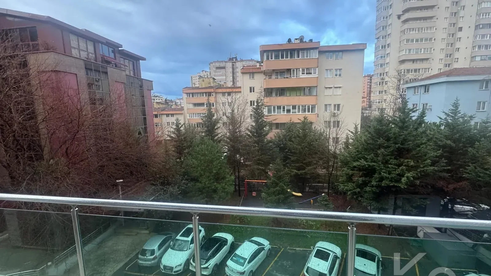 Laci̇vertcadde Satilik Geni̇ş 3+1 Dai̇re