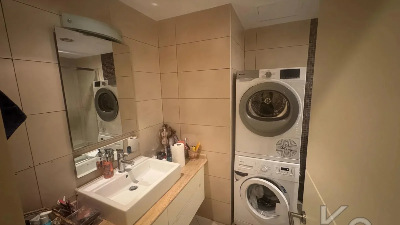 Laci̇vertcadde Satilik Geni̇ş 3+1 Dai̇re