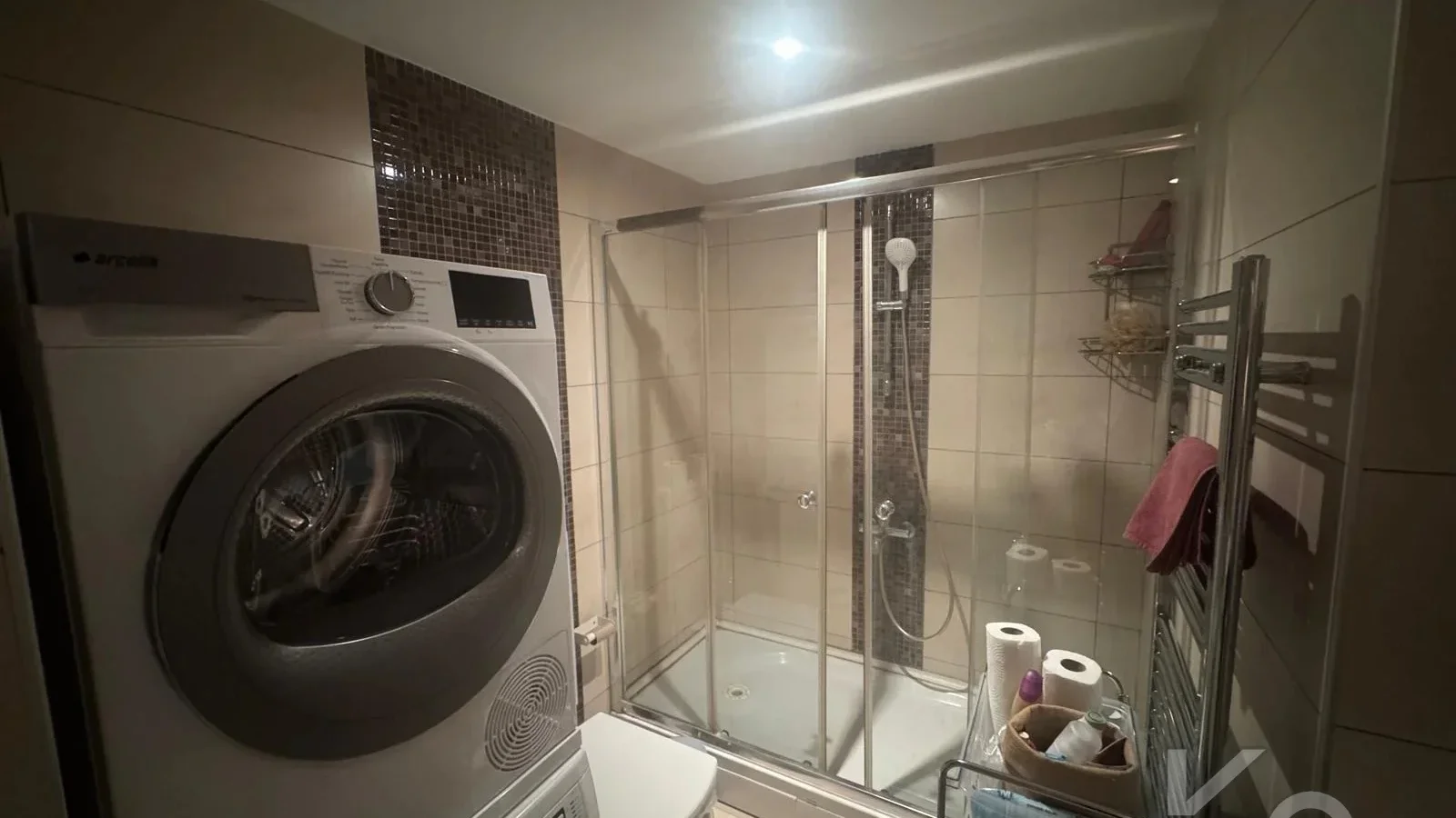 Laci̇vertcadde Satilik Geni̇ş 3+1 Dai̇re