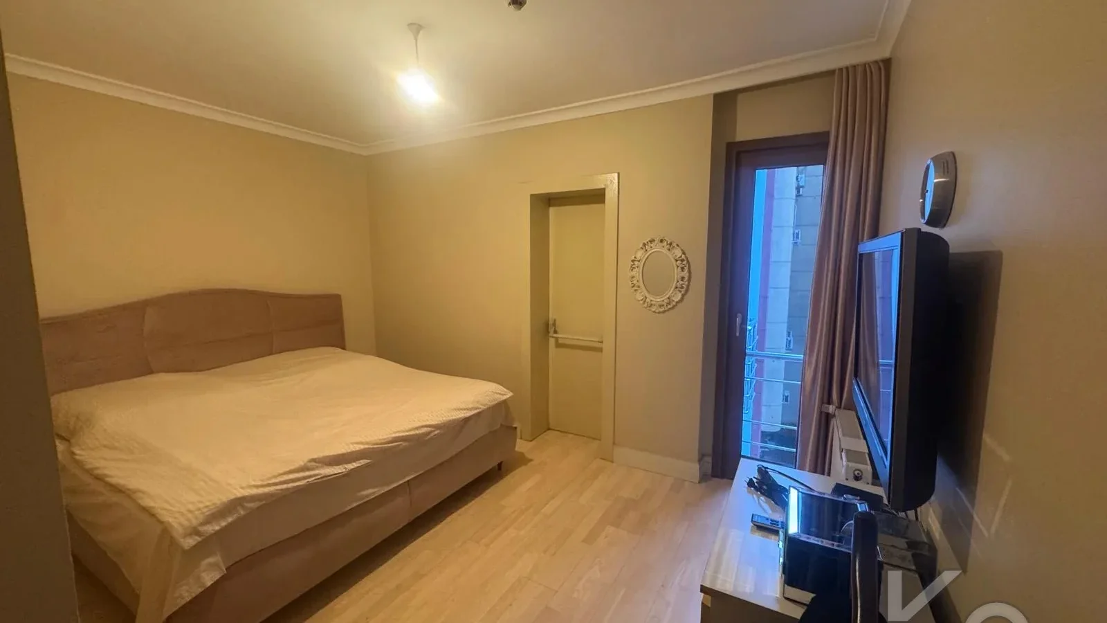 Laci̇vertcadde Satilik Geni̇ş 3+1 Dai̇re