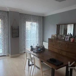 Laci̇vertcadde Satilik Geni̇ş 3+1 Dai̇re