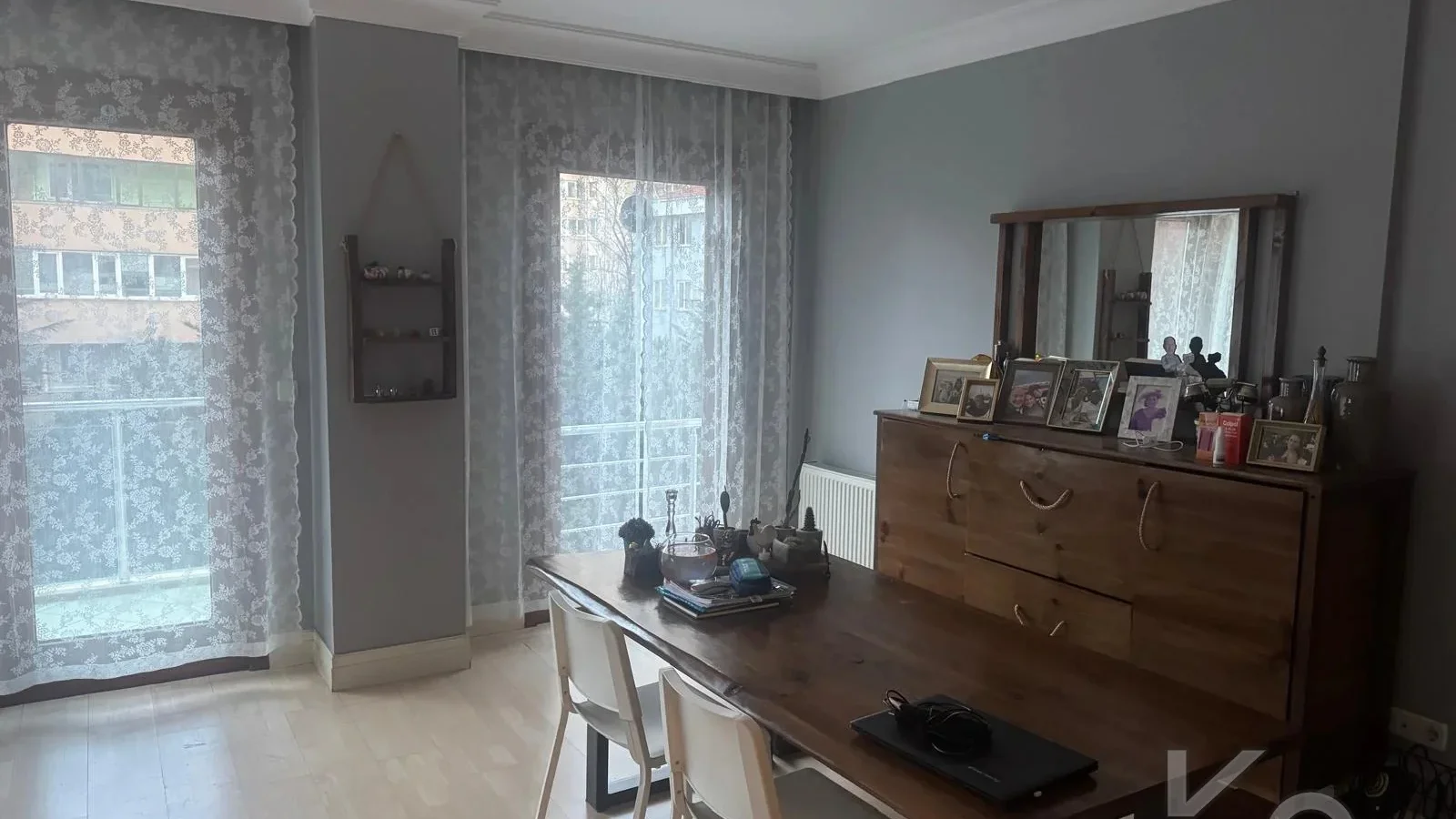 Laci̇vertcadde Satilik Geni̇ş 3+1 Dai̇re