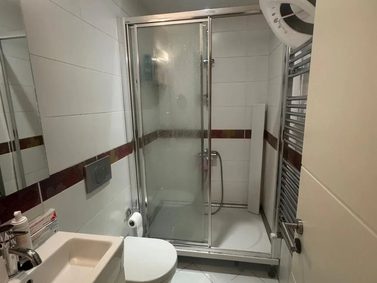 Laci̇vertcadde Satilik Geni̇ş 3+1 Dai̇re
