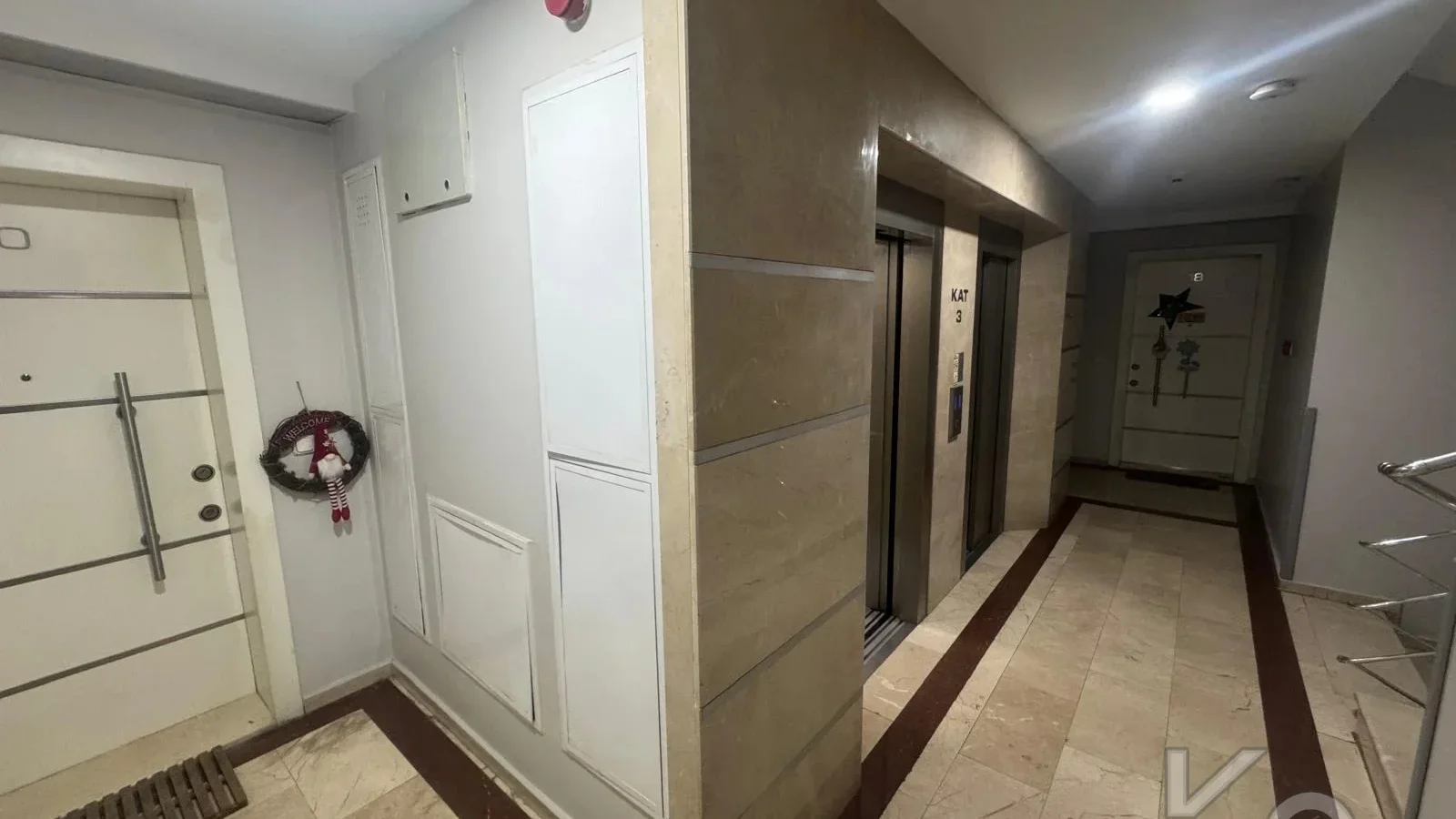 Laci̇vertcadde Satilik Geni̇ş 3+1 Dai̇re