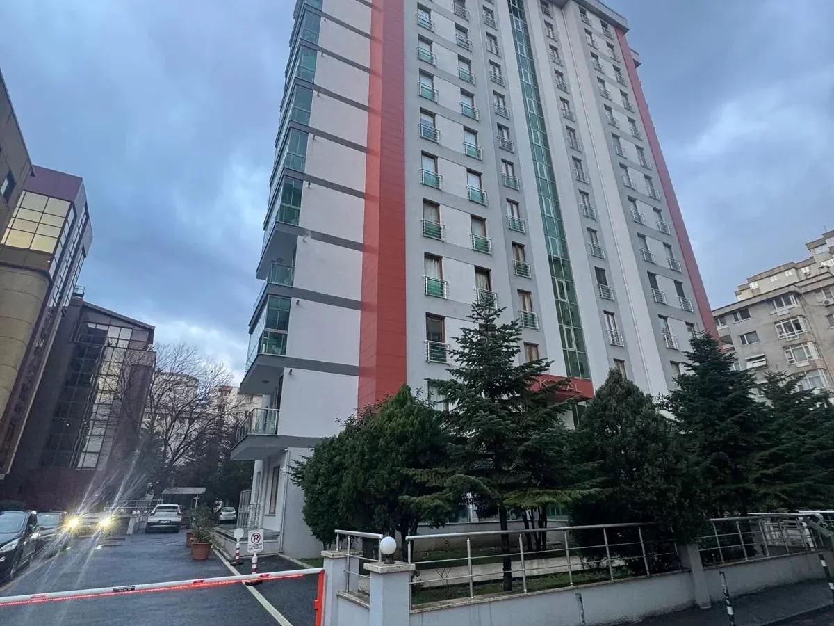 Laci̇vertcadde Satilik Geni̇ş 3+1 Dai̇re