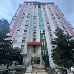 Laci̇vertcadde Satilik Geni̇ş 3+1 Dai̇re