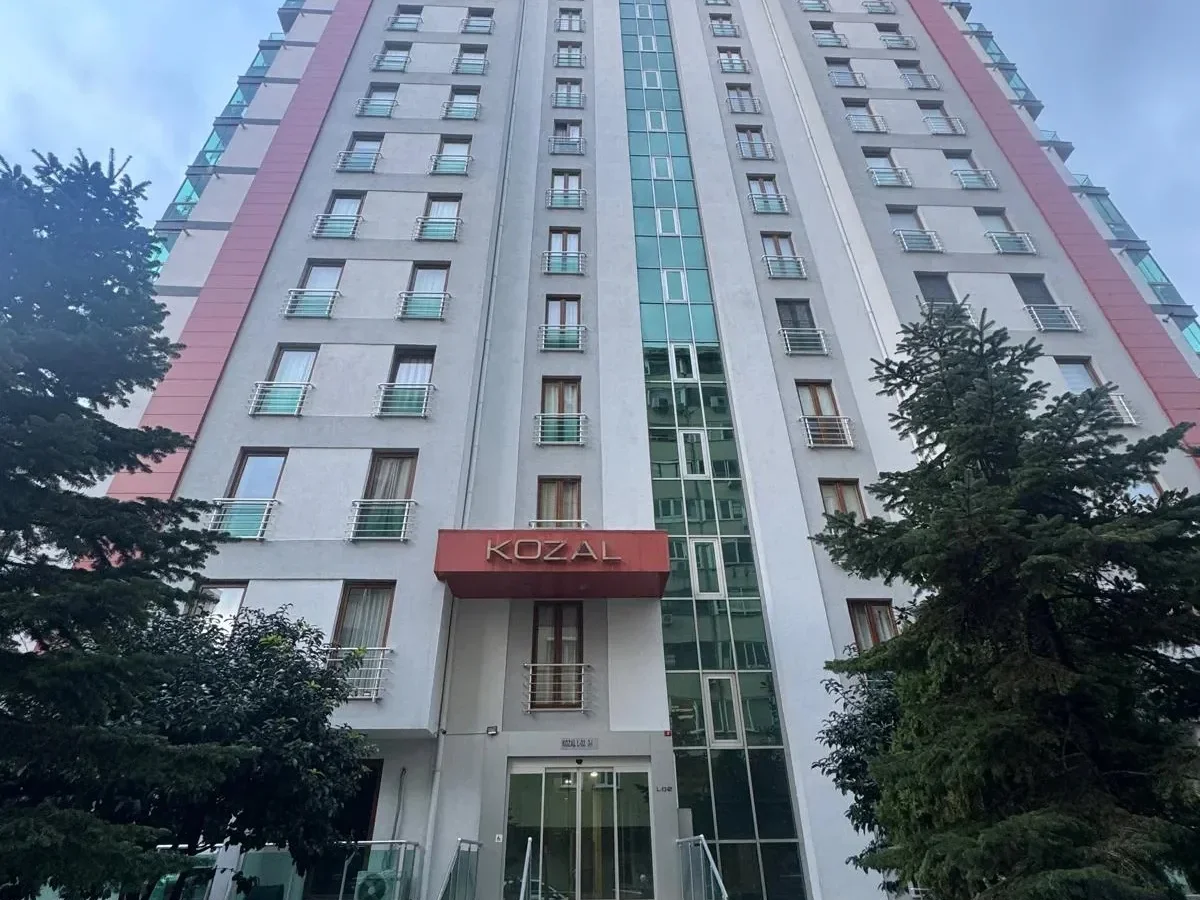 Laci̇vertcadde Satilik Geni̇ş 3+1 Dai̇re