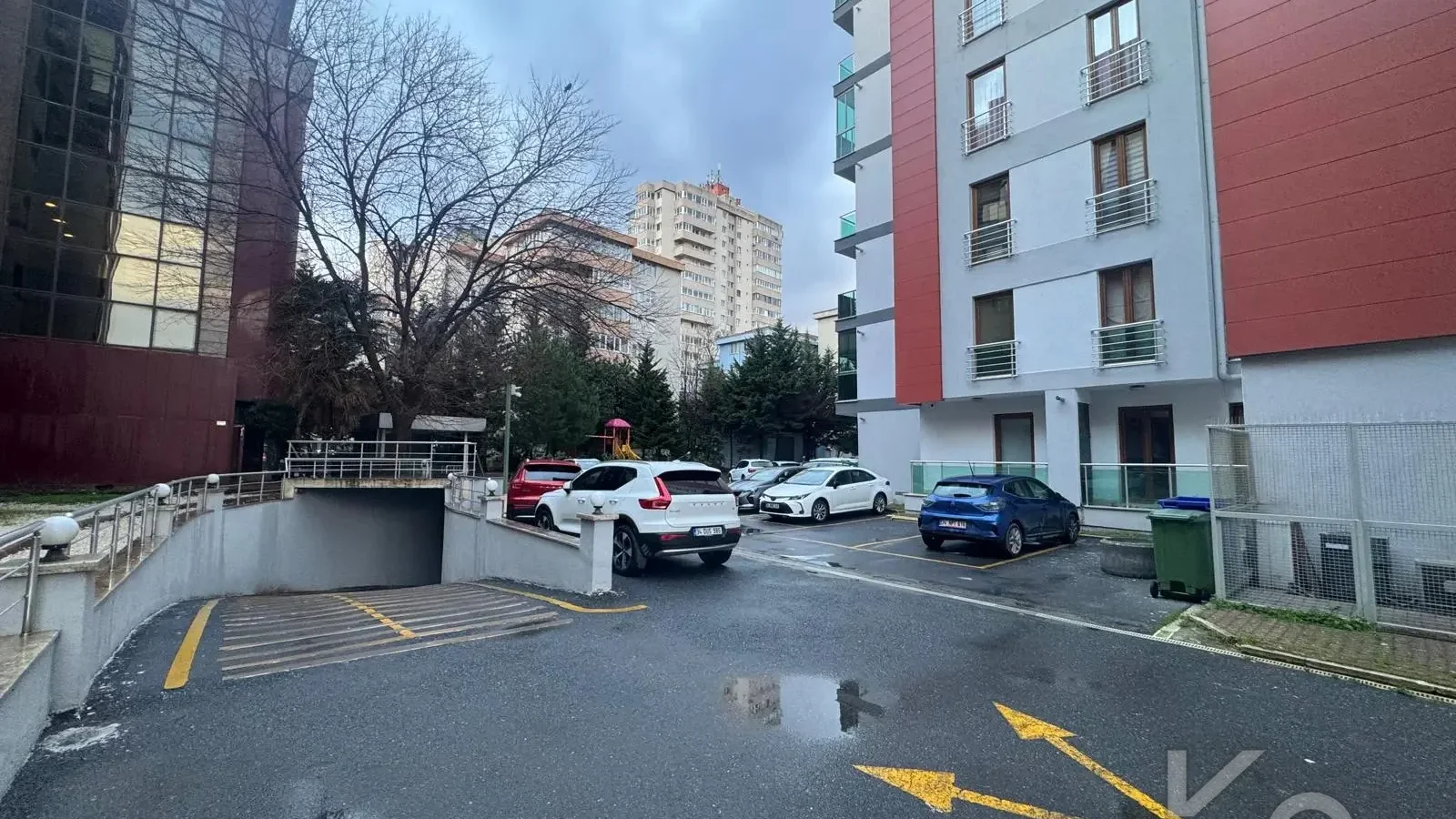 Laci̇vertcadde Satilik Geni̇ş 3+1 Dai̇re