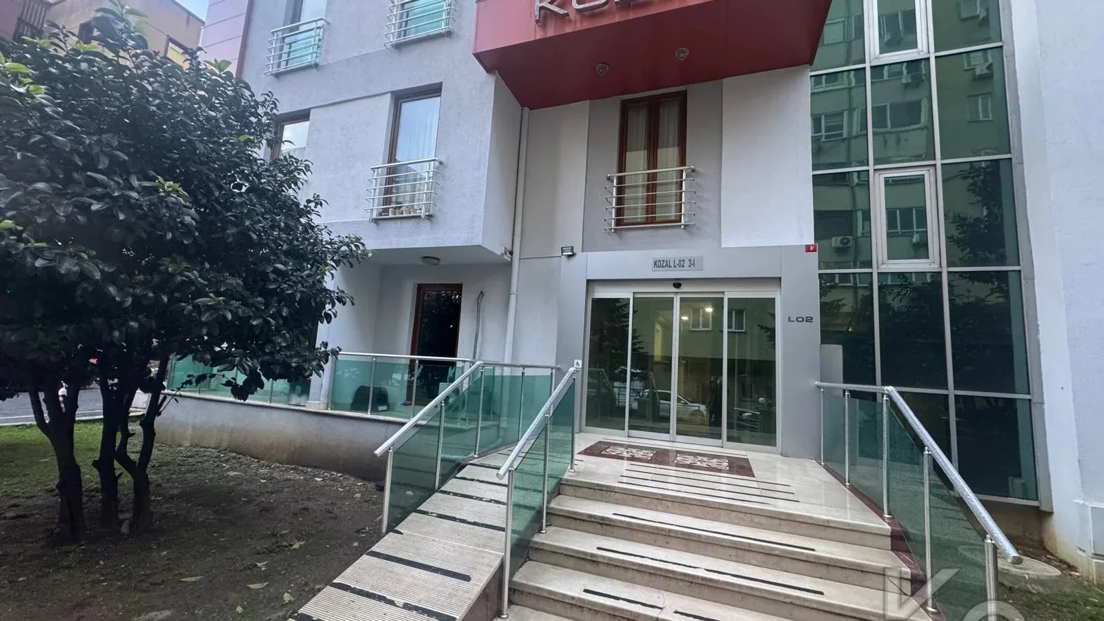 Laci̇vertcadde Satilik Geni̇ş 3+1 Dai̇re