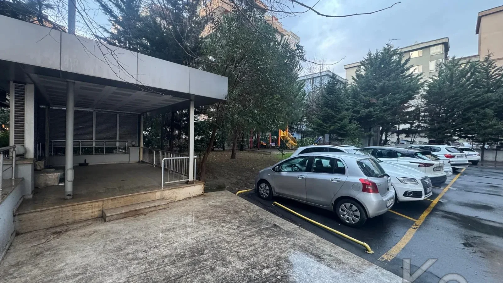 Laci̇vertcadde Satilik Geni̇ş 3+1 Dai̇re