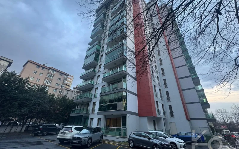 Laci̇vertcadde Satilik Geni̇ş 3+1 Dai̇re