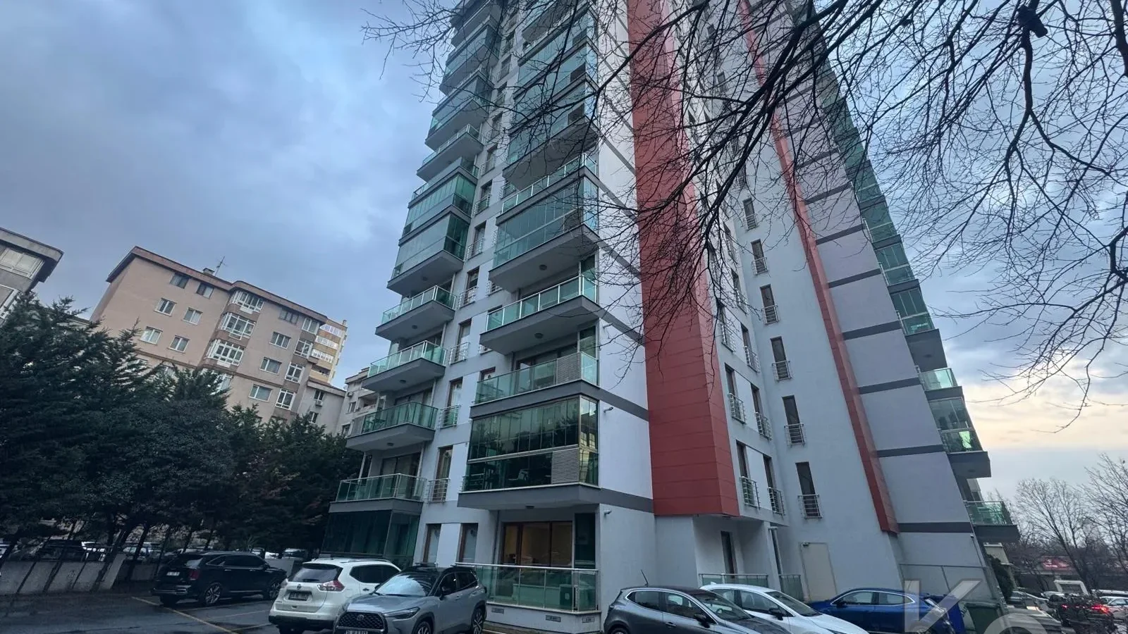 Laci̇vertcadde Satilik Geni̇ş 3+1 Dai̇re