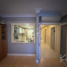 Laci̇vertcadde Satilik Geni̇ş 3+1 Dai̇re