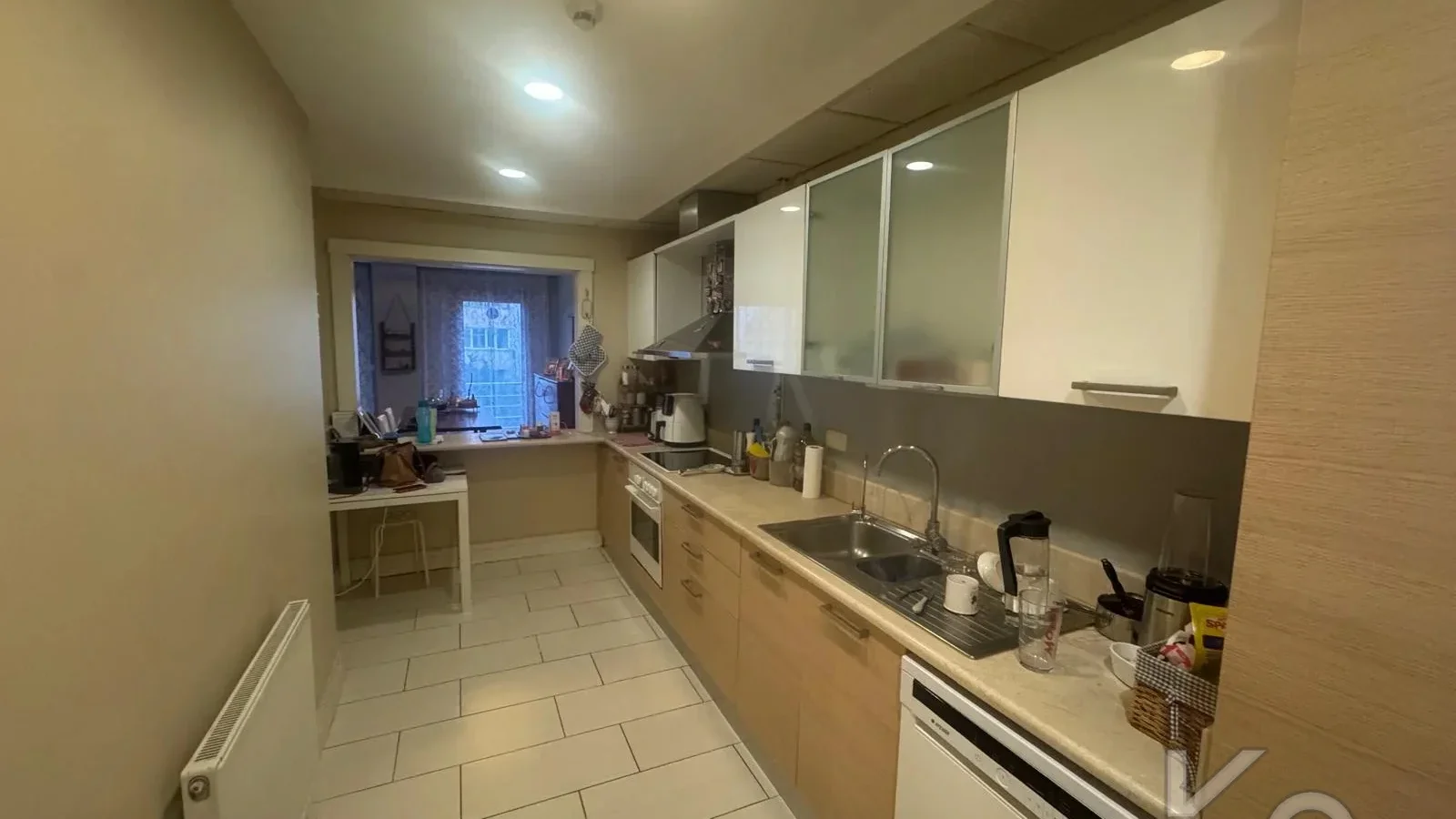 Laci̇vertcadde Satilik Geni̇ş 3+1 Dai̇re