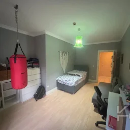Laci̇vertcadde Satilik Geni̇ş 3+1 Dai̇re