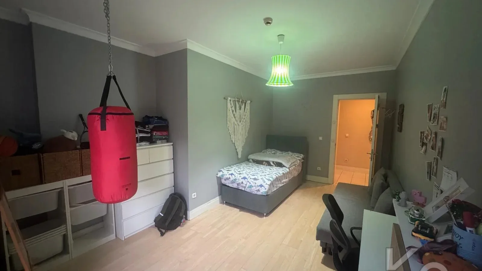 Laci̇vertcadde Satilik Geni̇ş 3+1 Dai̇re